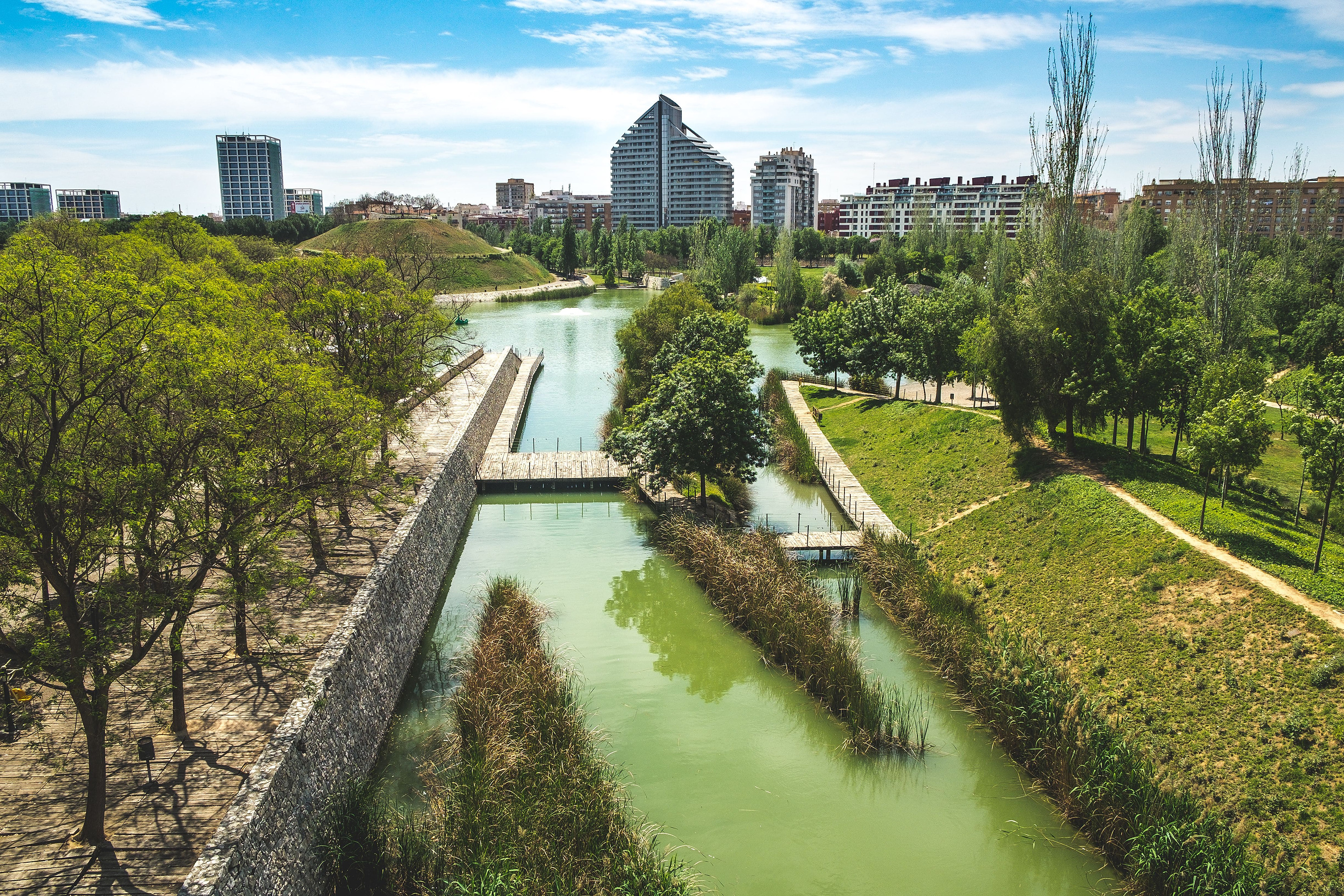 Feet up: Corporativa: Parque urbano con lago, arquitectura moderna y zonas verdes.