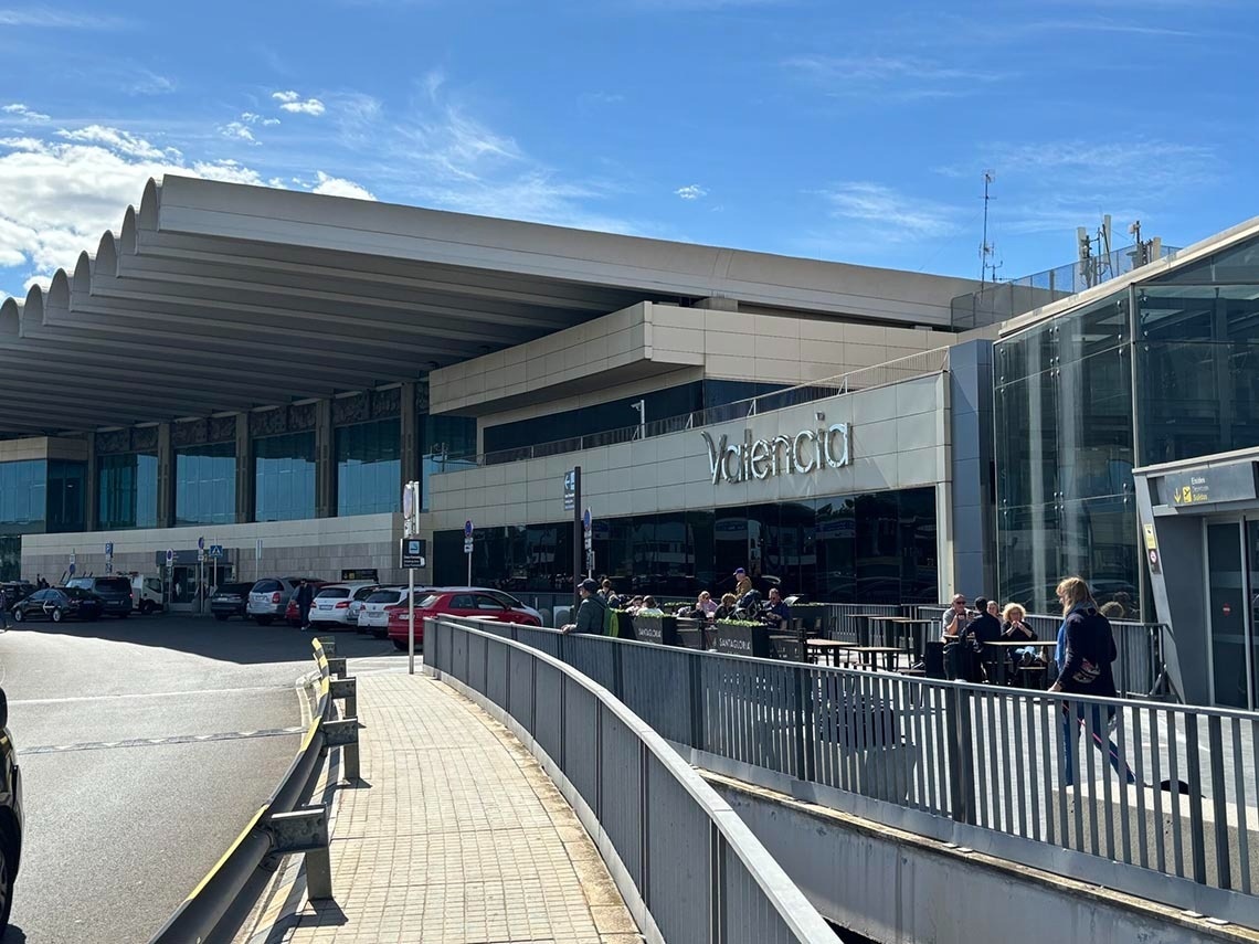 Aeropuerto de Valencia con señalización: Pon los pies en alto: Corporativa.