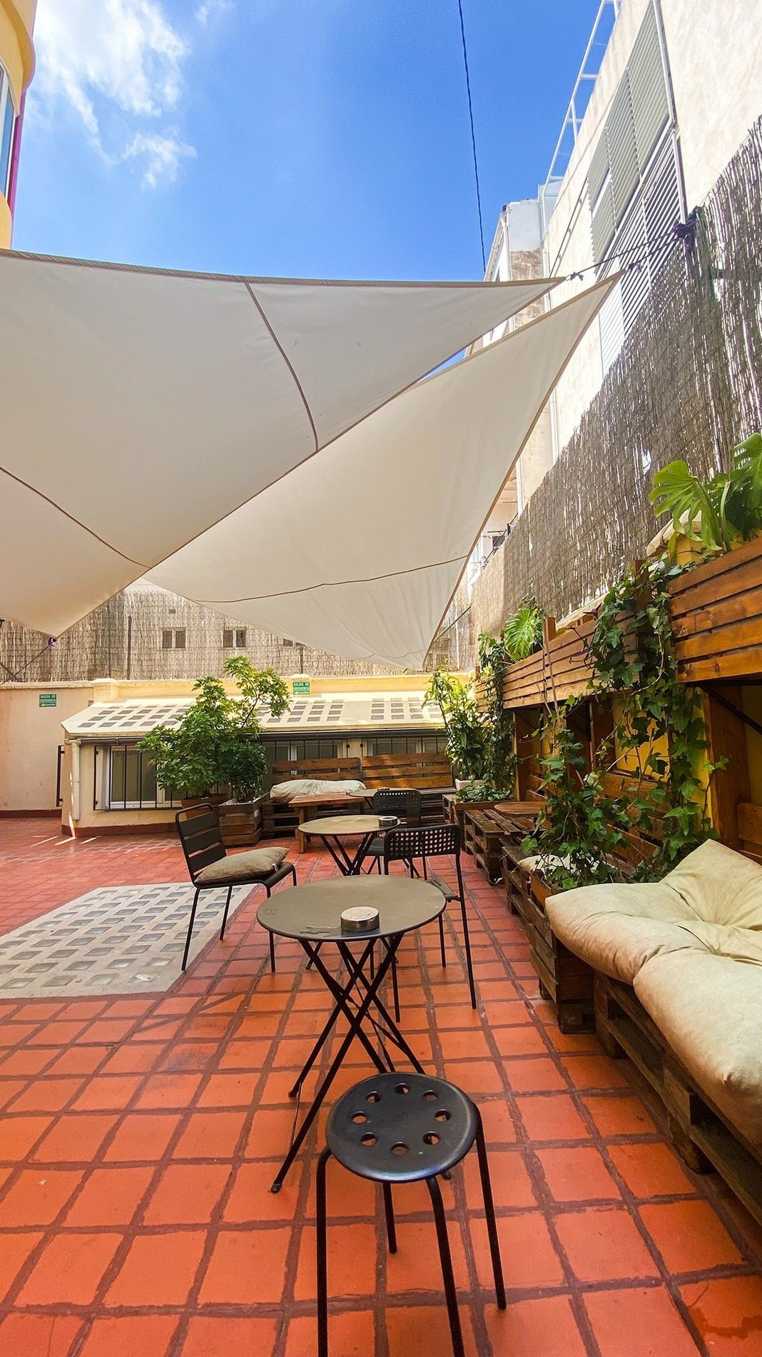 Terraza de Purple Nest Hostel Valencia | Mesas y sofás exteriores.
