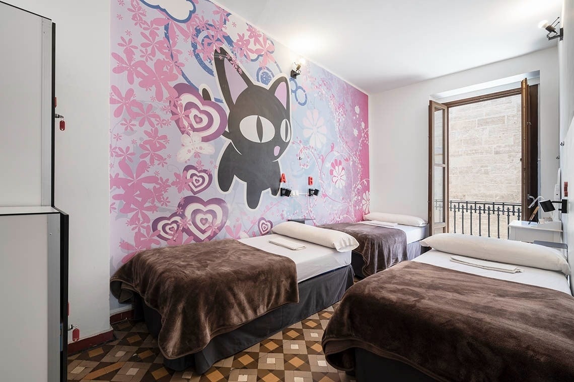Hôme Youth Hostel Valencia | Bright room with bunk beds and anime-style wall art.