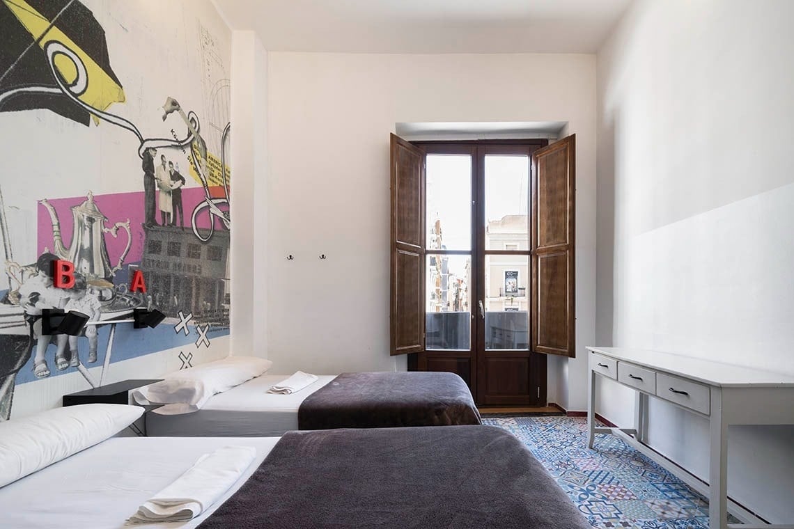 Cozy twin beds at Hôme Youth Hostel Valencia | Feet Up.
