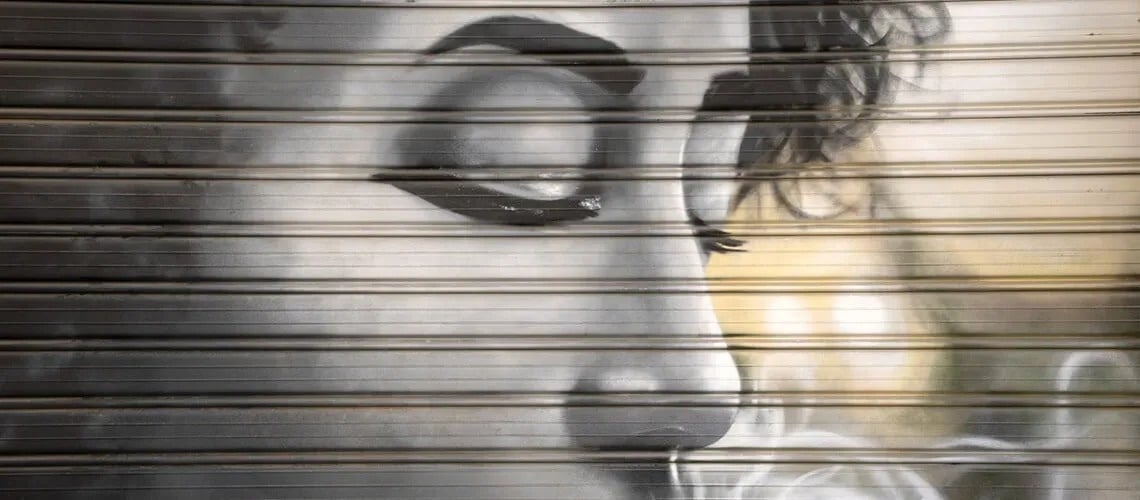 
              Discover the graffiti route through Valencia