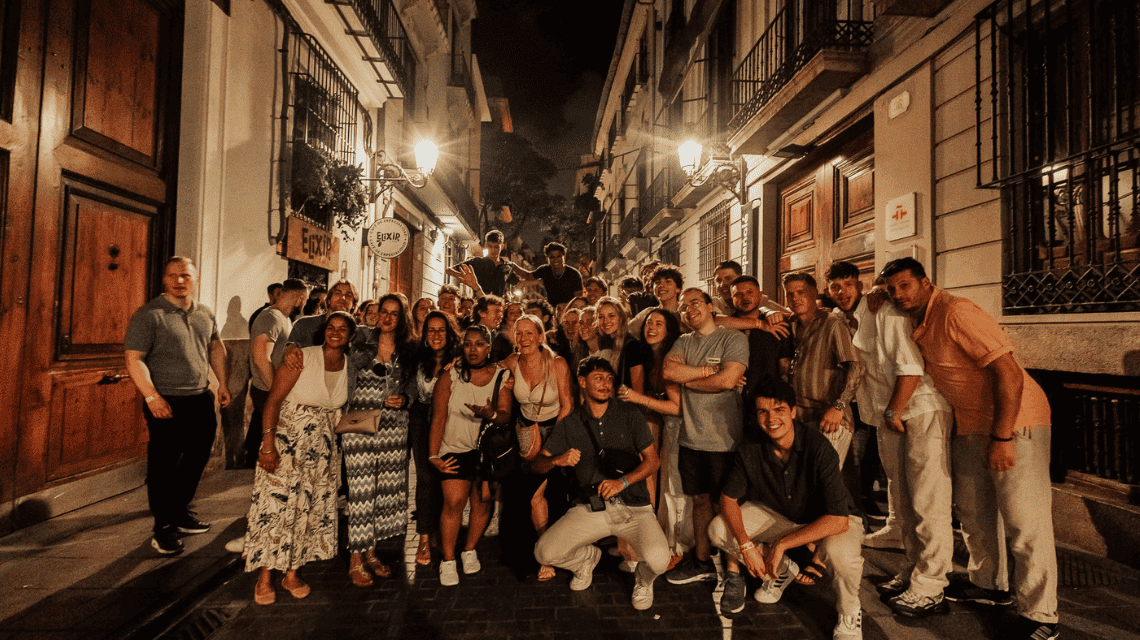 Grupo de viajeros participando en un pub crawl en Valencia