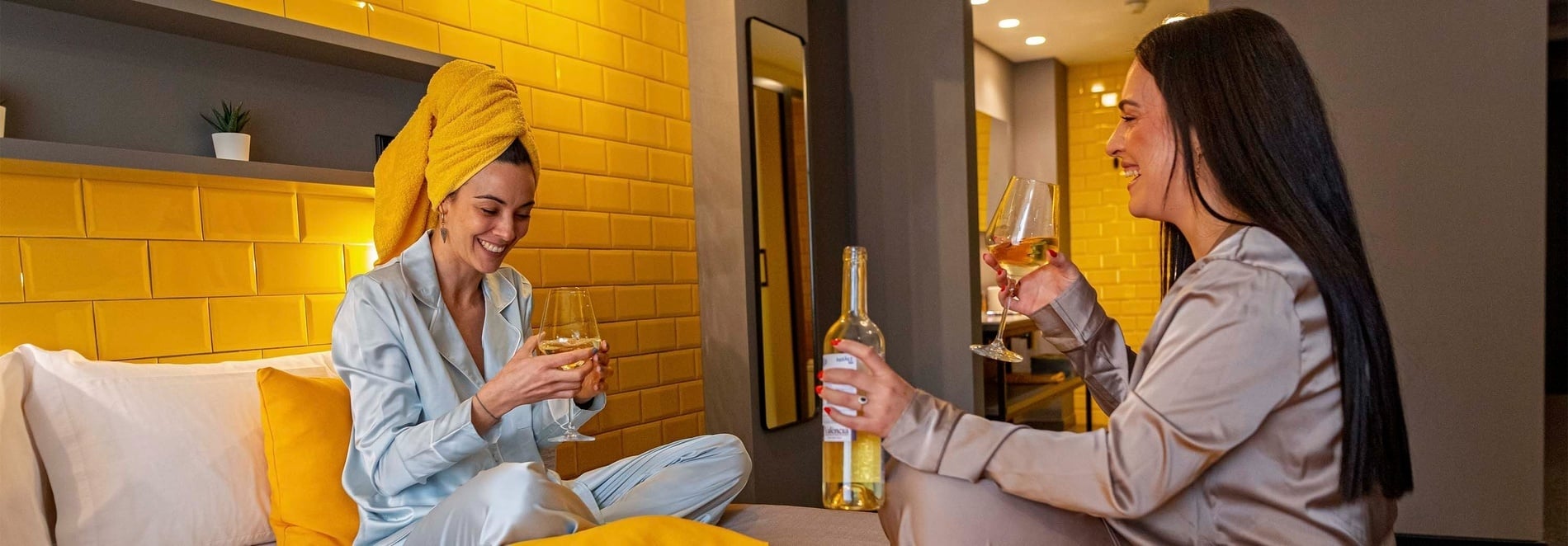 Dos mujeres disfrutando de vino en el Nest Style Valencia Hotel | Feet Up | Valencia | Web oficial.