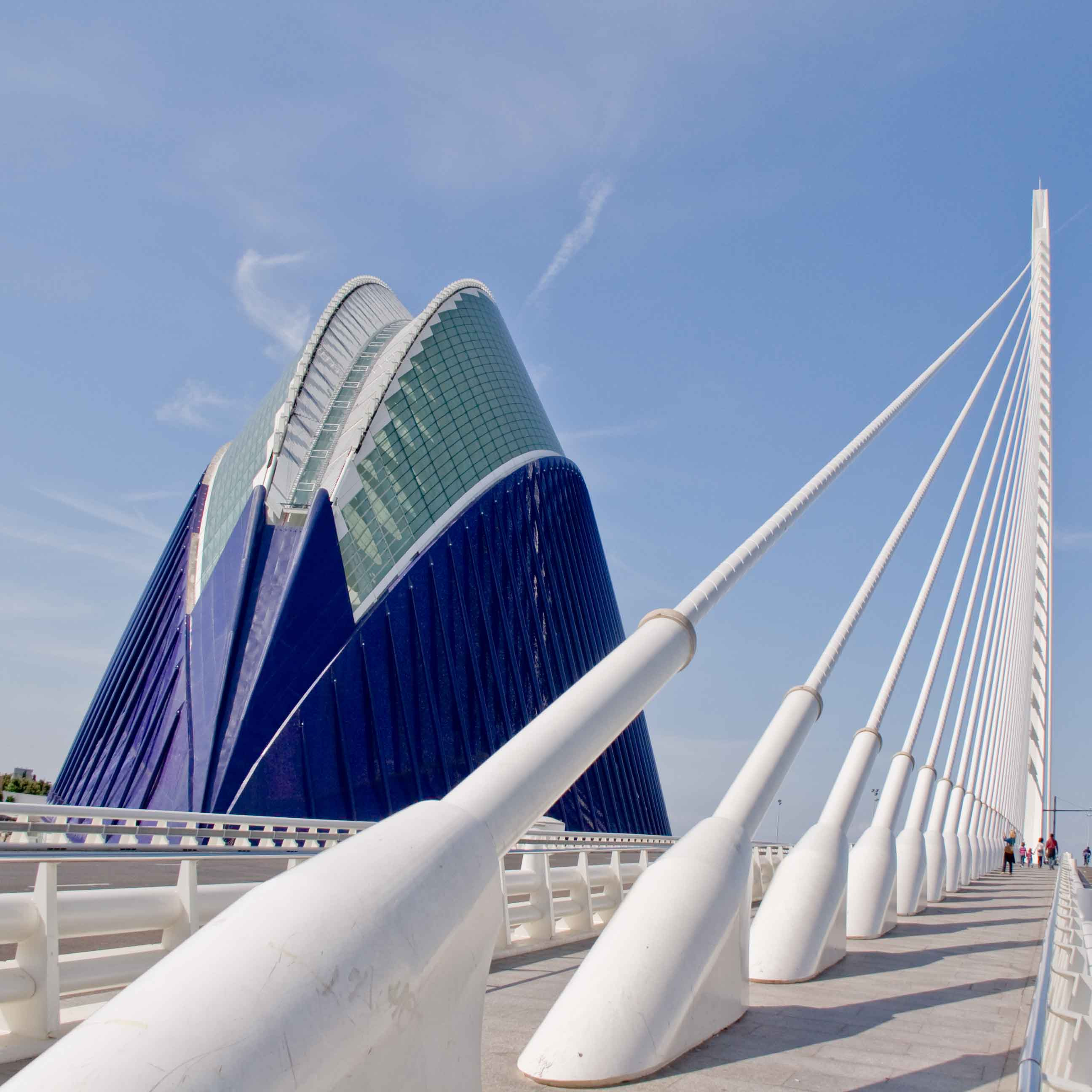Puente moderno frente a edificio futurista, ideal para Feet up: Corporativa.