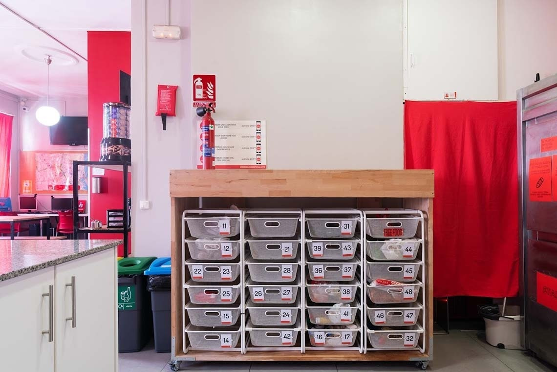 Red Nest Hostel Valencia: Organized storage bins with numbers for easy guest item identification.