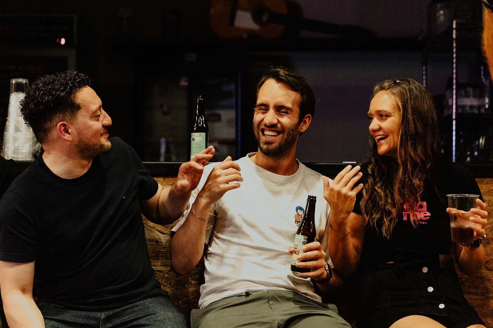 Couple enjoying drinks and laughter, relaxing on vacation. 

#corporativa
