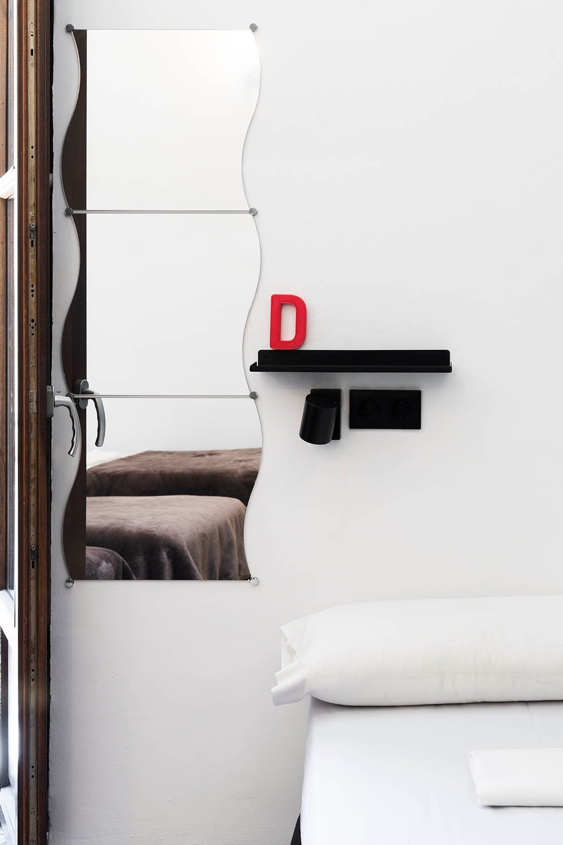 Hôme Youth Hostel Valencia: Room with wavy mirror & red 'D' decor.