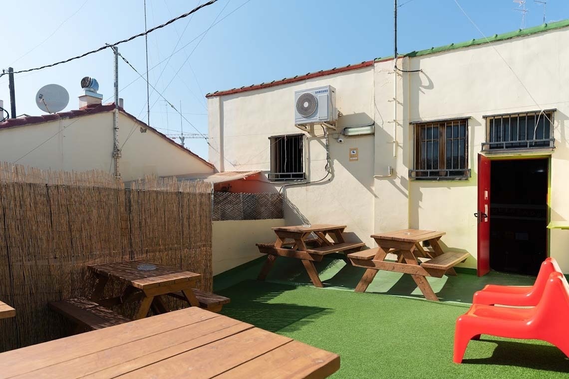 Outdoor terrace with picnic tables, ideal for relaxing and putting your feet up. Perfect for unwinding!