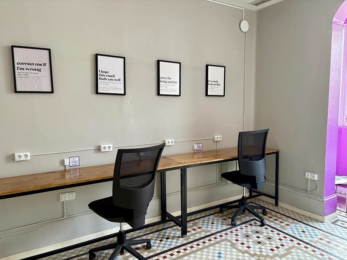 Espacios de coworking en Purple Nest Hostel Valencia con arte inspirador.