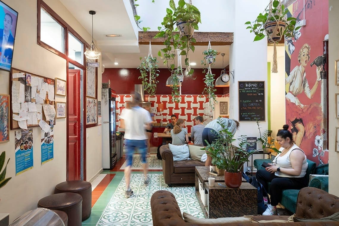 Hôme Youth Hostel Valencia: Cozy common area with plants and seating. Book now!
