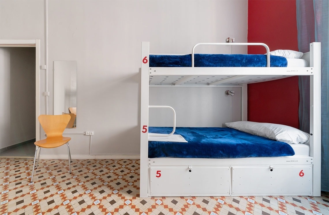 Modern bunk bed with blue blankets, ideal to kick back and put your feet up. Corporativa.