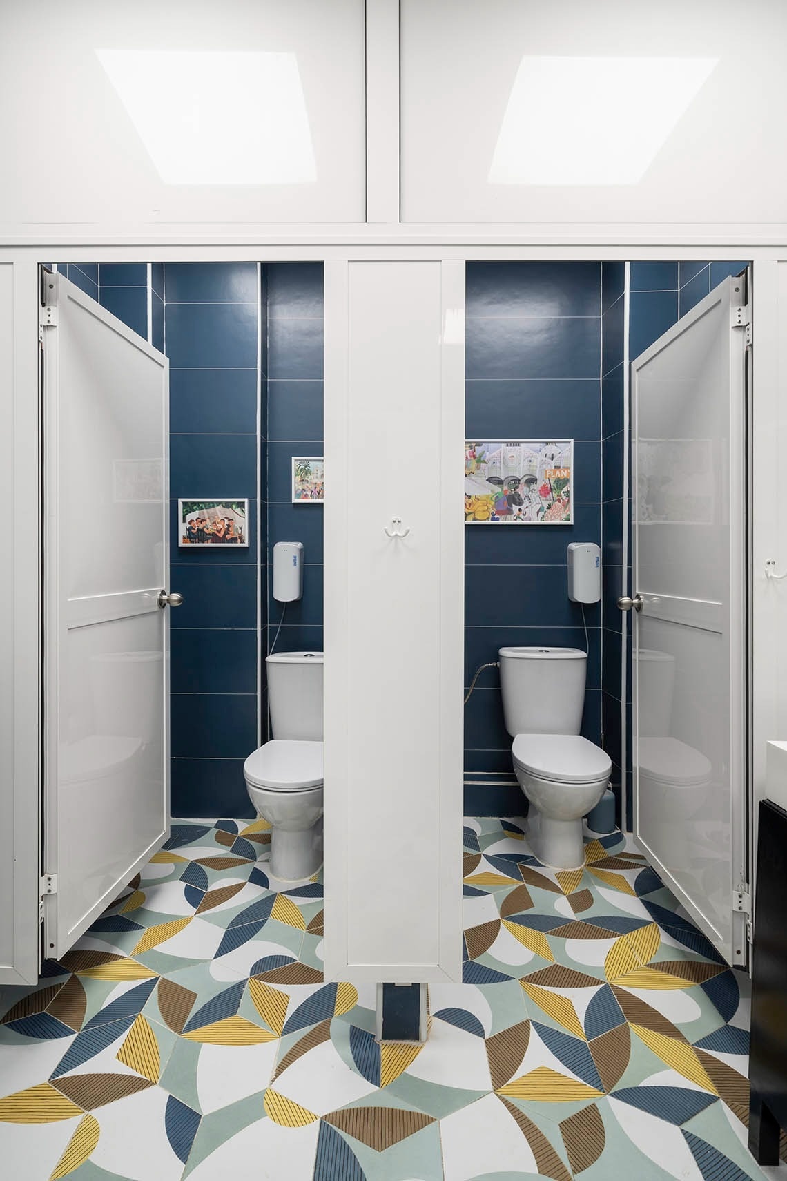 Modern restrooms with colorful flooring. Feet up: Corporativa!