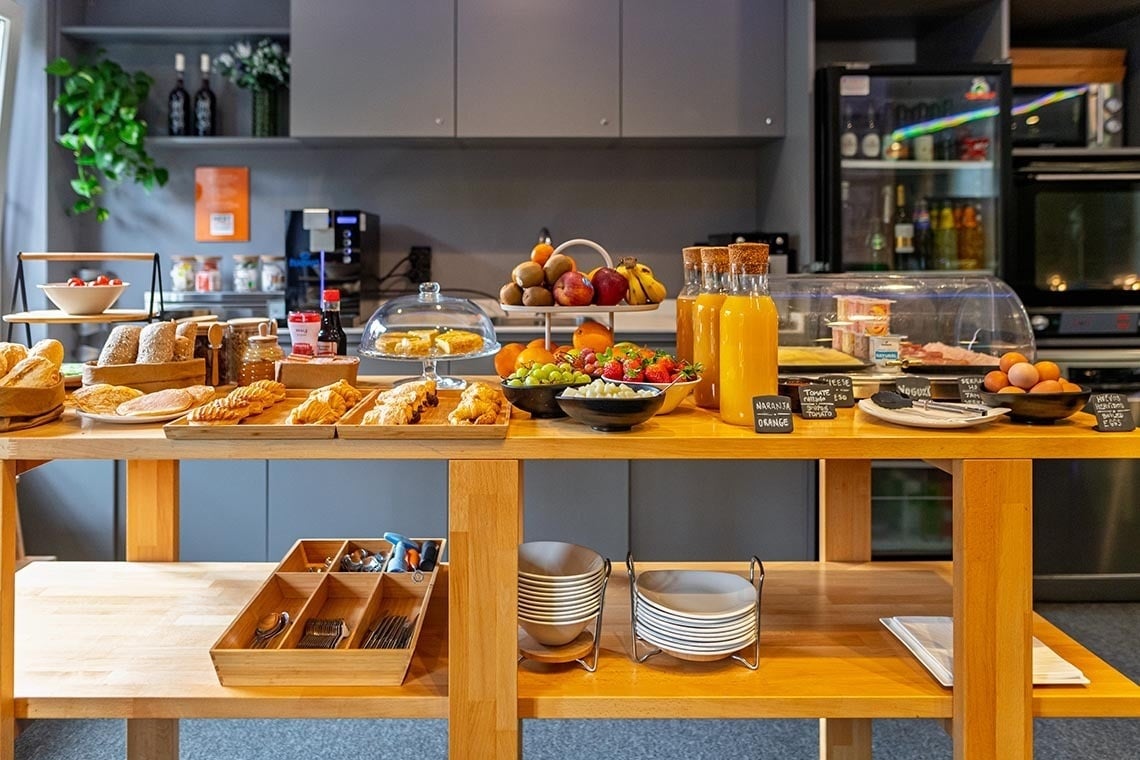 Desayuno buffet en Nest Style Valencia Hotel: frutas, bollería, zumos y café.