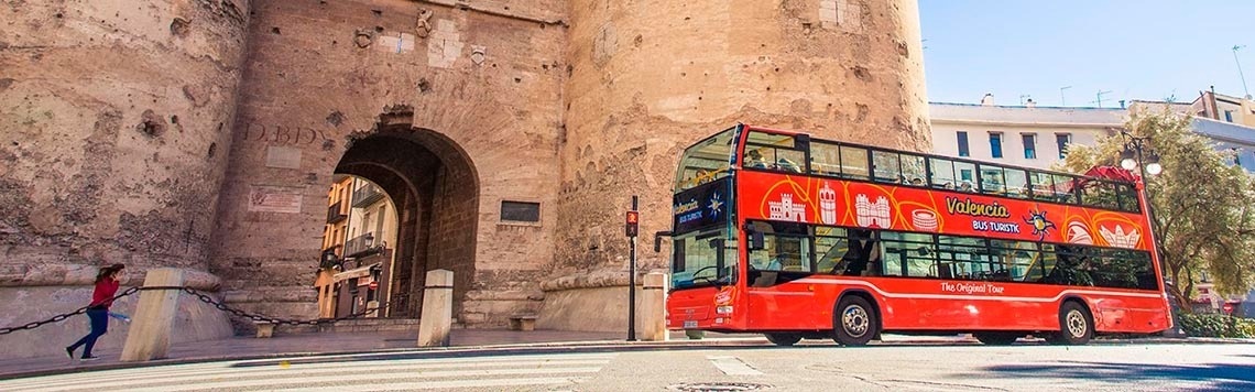 Turístico bus en Valencia, ideal para corporativos. ¡Pon los pies en alto y disfruta!