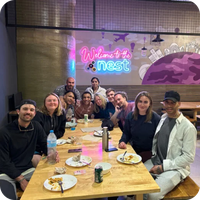 Grupo relajado en hotel: Corporativa. Hombres y mujeres cenando, acogedora bienvenida.