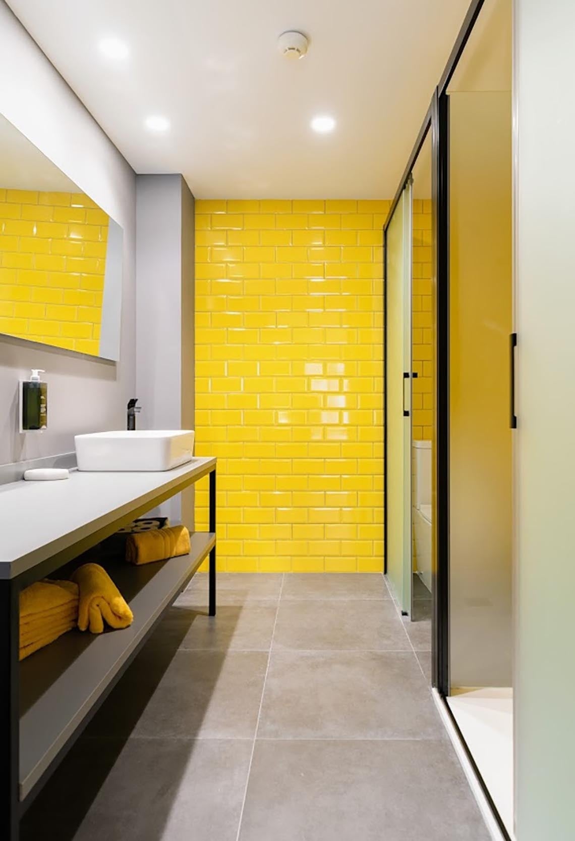 Baño moderno y brillante en Nest Style Valencia Hotel | Feet Up | Valencia