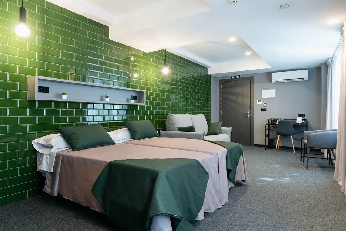 Habitación doble con estilo: ideal para pies arriba con nuestro diseño corporativo.
