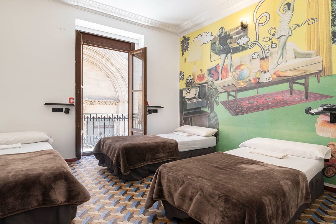 Triple room with pop art theme and balcony, feet up: Corporativa.