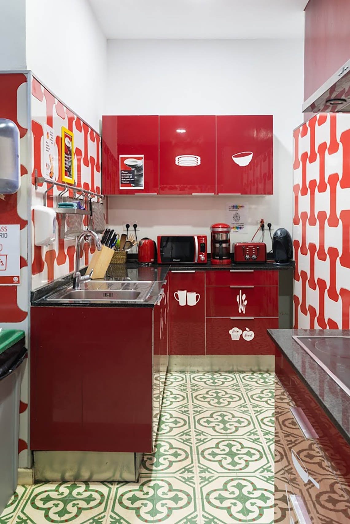 Modern red kitchen with patterned floor, ideal for Feet up: Corporativa.