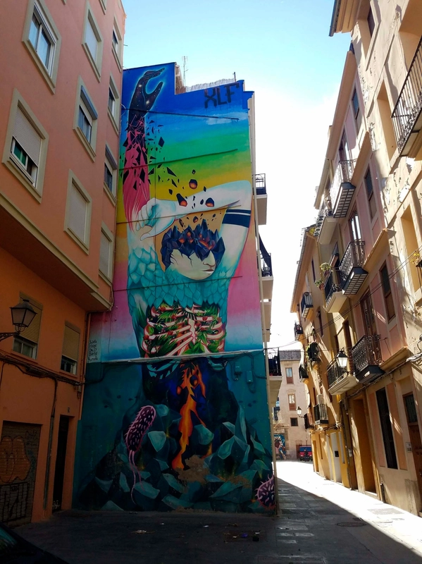Edificio histórico con mural en Valencia. ¡Pies arriba: Corporativa!