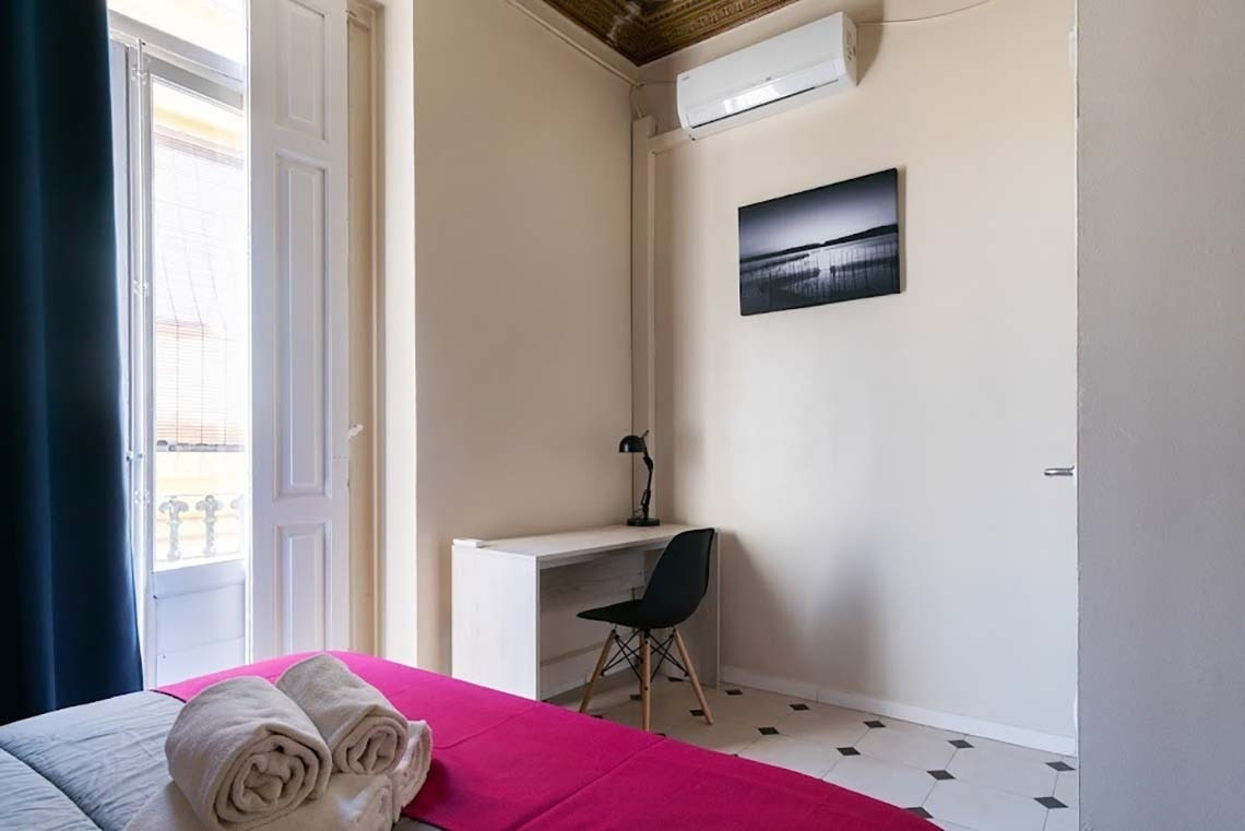 Desk and chair in a modern room at Red Nest Hostel Valencia | Official website.