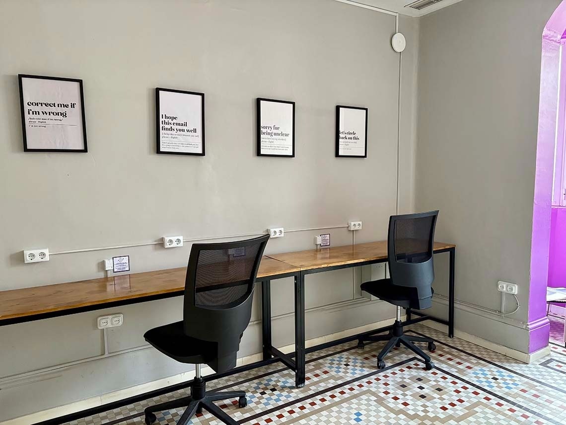 Stylish co-working spaces for feet up: corporate. Modern desks and chairs.
