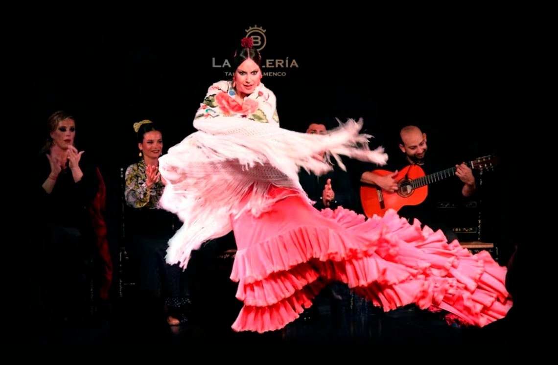 Pies arriba: Corporativa flamenca. Bailaora y guitarrista en vivo.