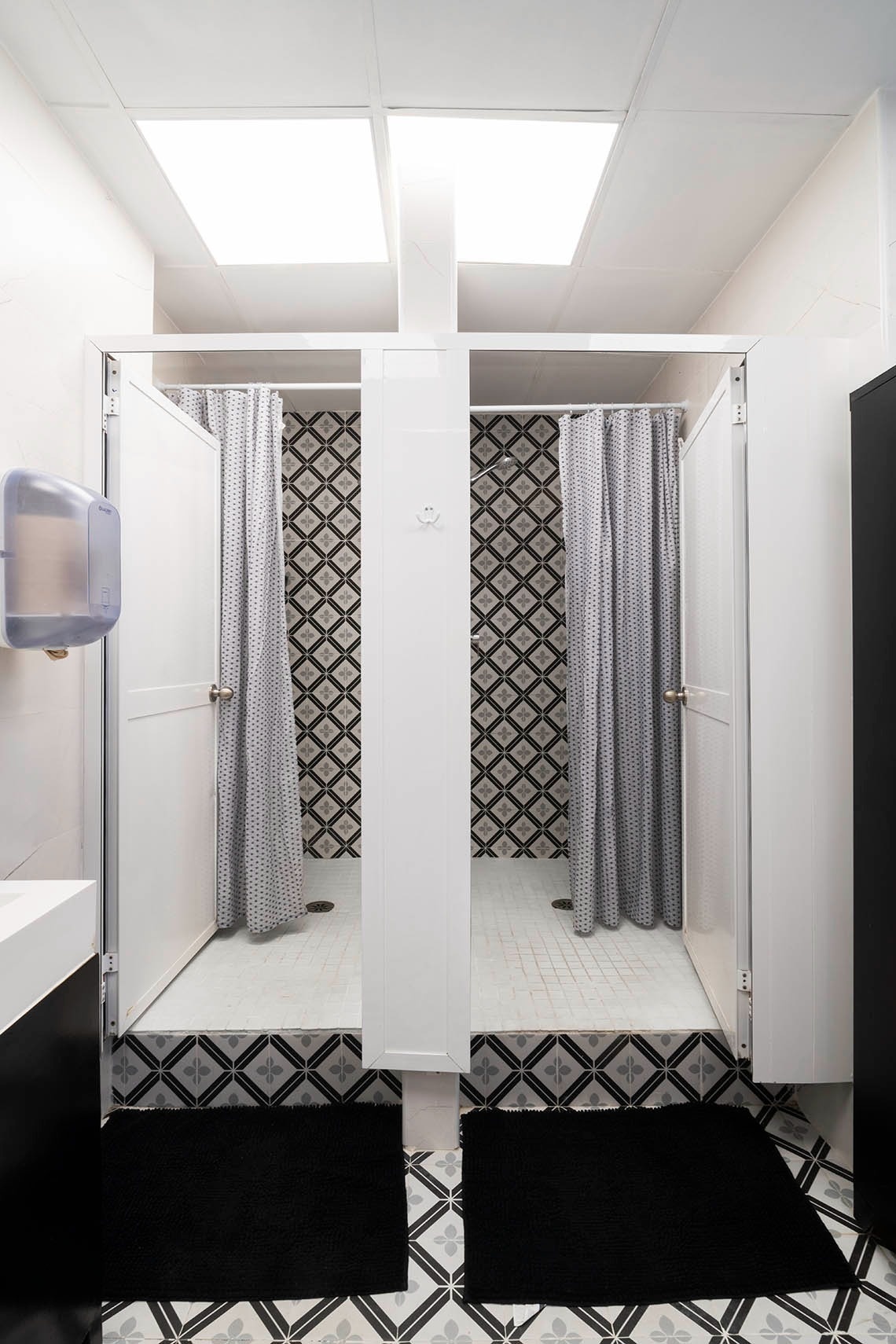 Clean corporate showers with modern curtains and tiles. Feet up: Corporativa rest awaits!