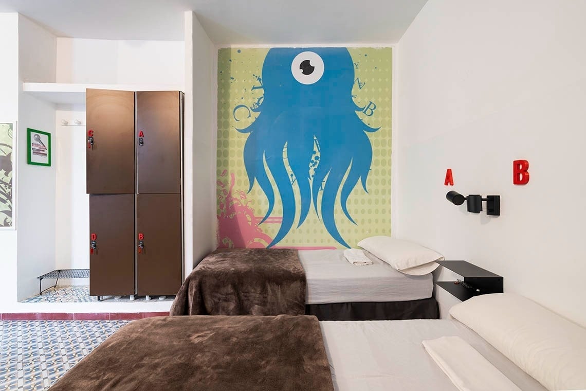 Cozy twin beds at Hôme Youth Hostel Valencia | Feet Up, Valencia. Official website.