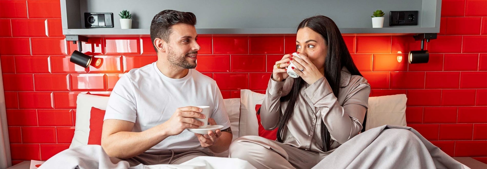 Pareja disfrutando de café en la cama, Hotel Nest Style Valencia | Pies Arriba | Valencia | Web oficial