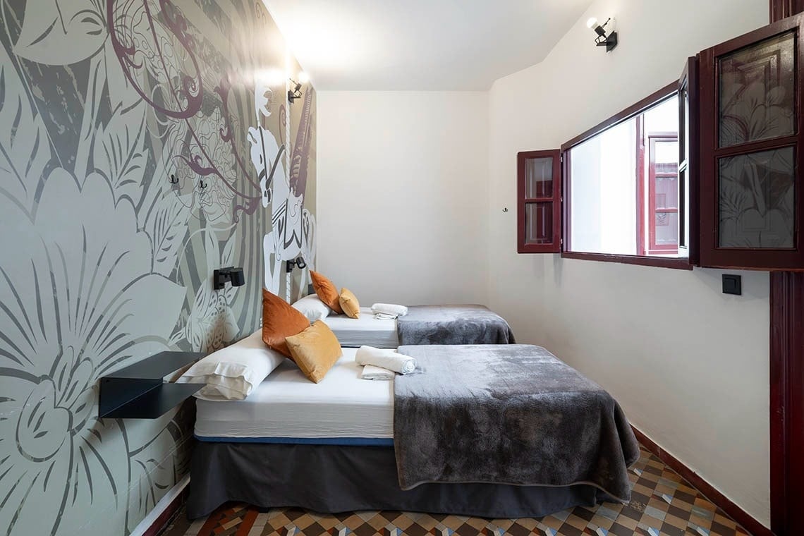 Twin beds in a stylish room at Hôme Youth Hostel Valencia | Feet Up | Valencia. Official website.