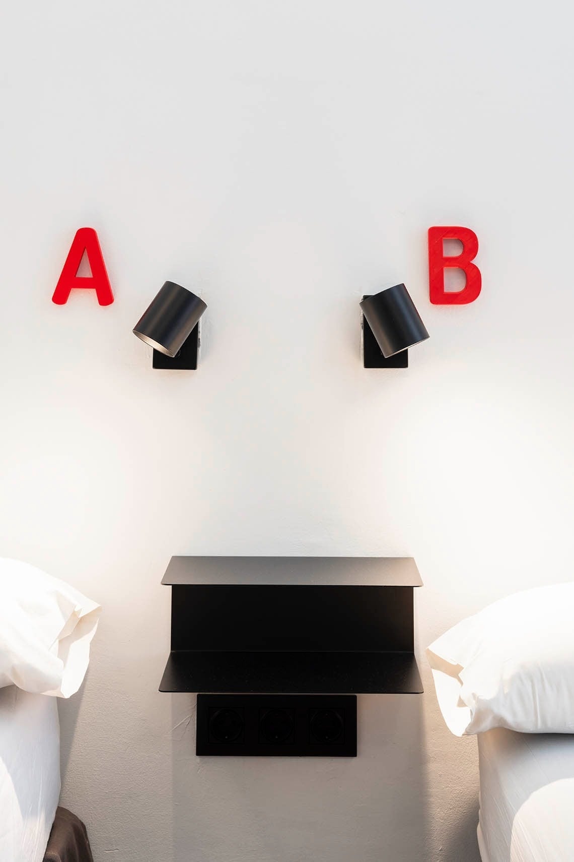 Hôme Youth Hostel Valencia: Bedside lighting and outlets.