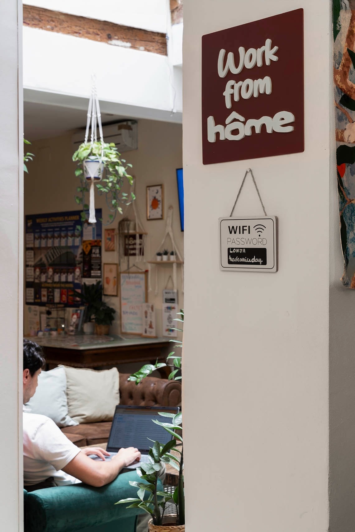 Workspace with WiFi, perfect for working from home and relaxing. Feet up: Corporativa.
