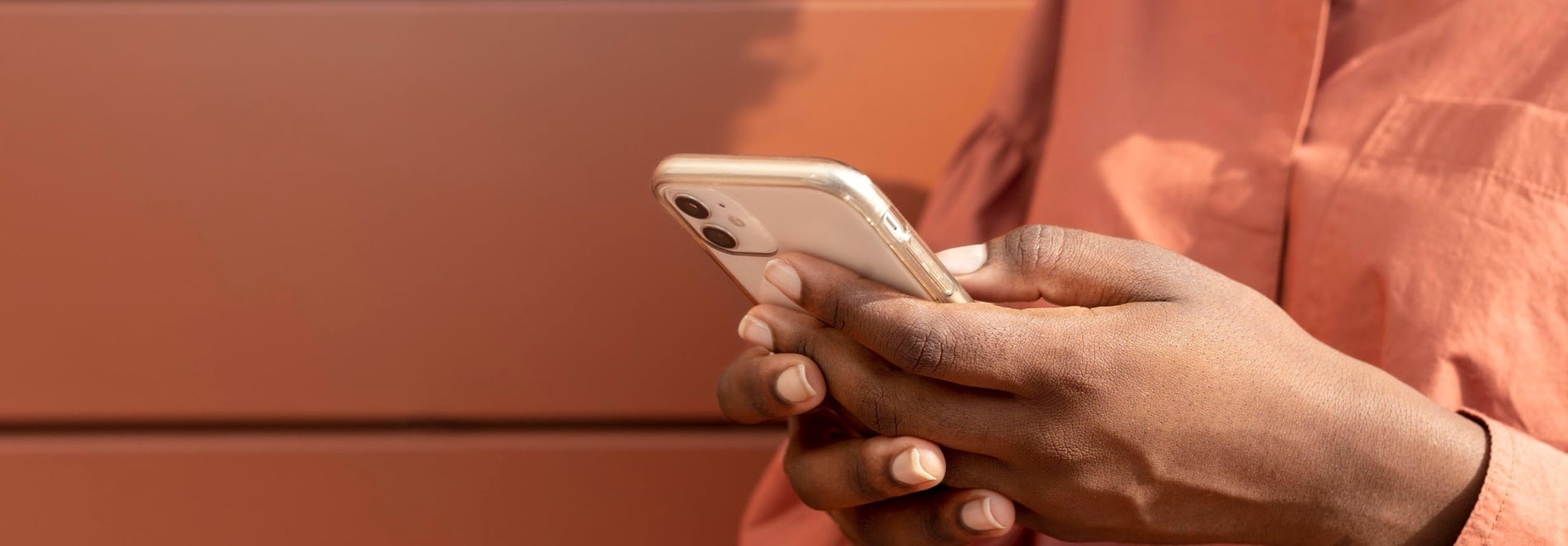 Hands using a mobile phone, perfect to relax and put your feet up: Corporativa.