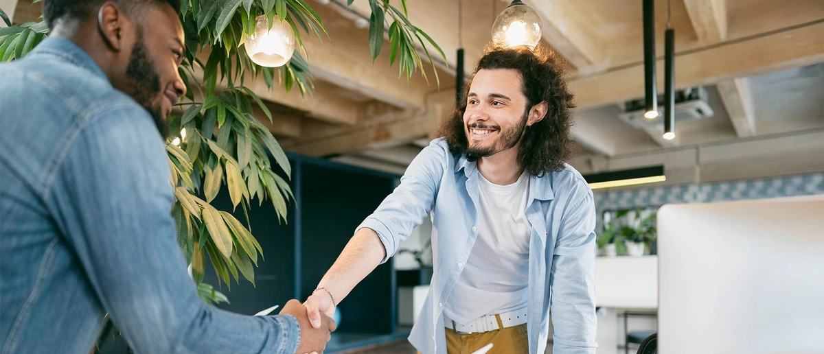 Dos hombres saludando en la oficina. ¡Pies arriba: corporativa!