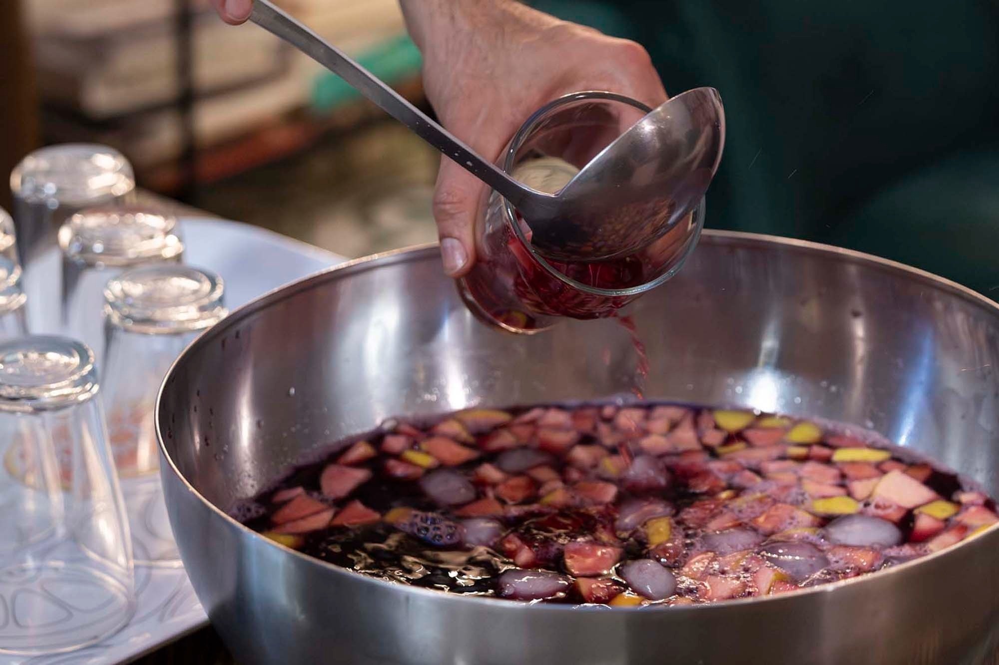 Serving sangria to relax. Feet up: Corporativa!