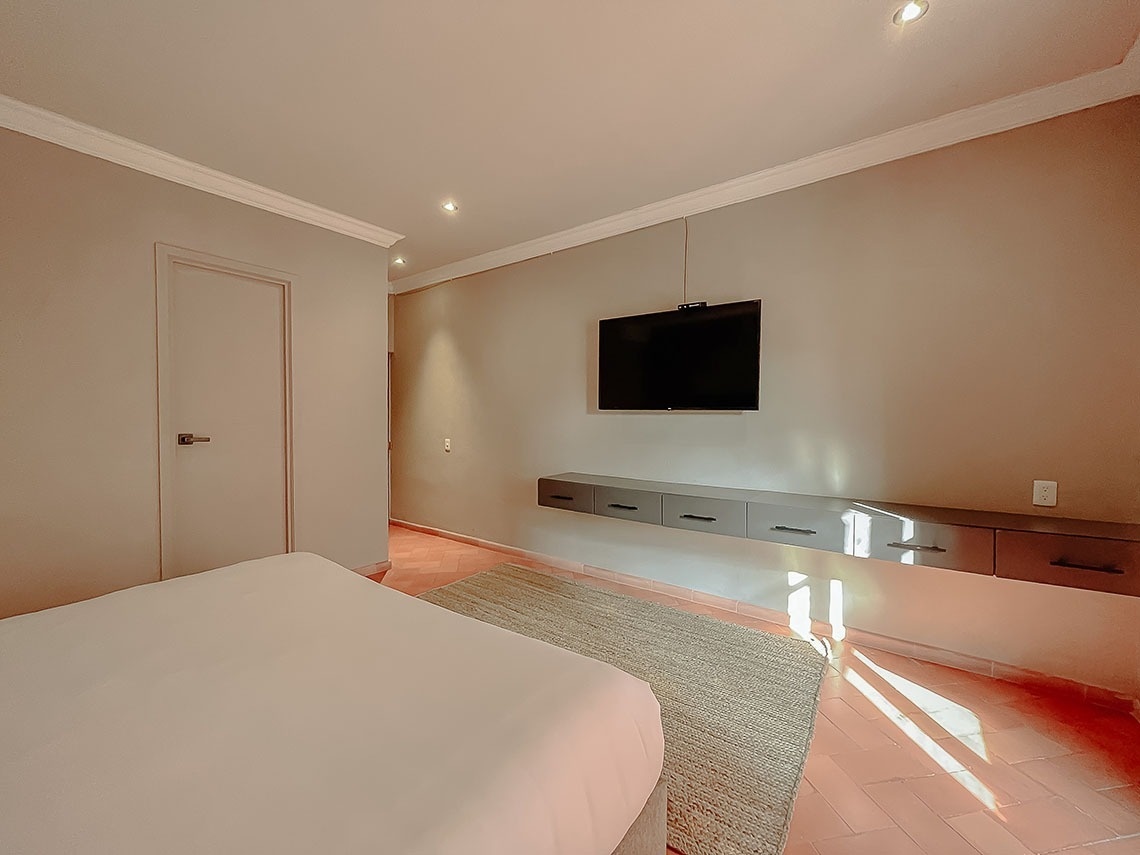 Deluxe master room with TV screen