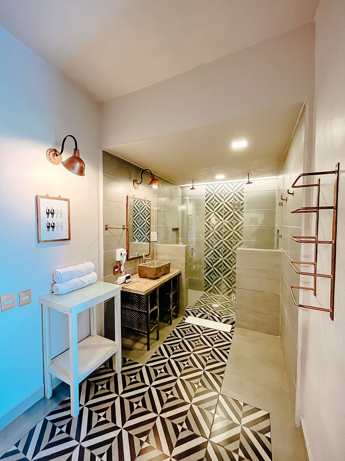 Complete and modern bathroom Hotel del Portal