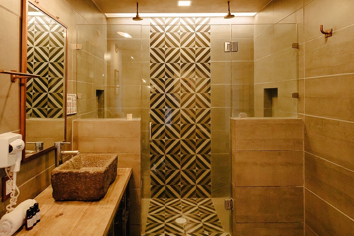 Bathroom with shower Hotel del Portal