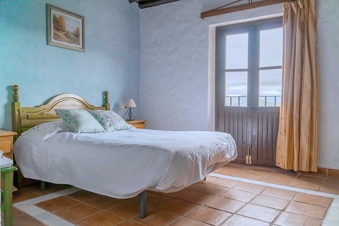 una habitación con una cama y una pintura en la pared