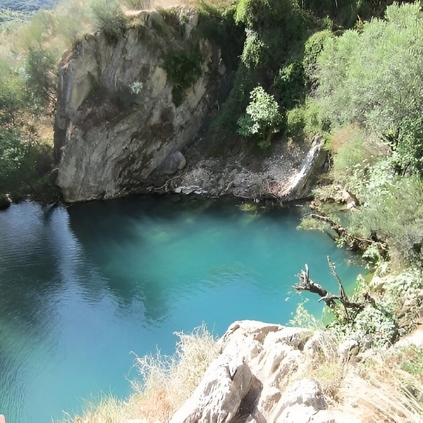 un lago en medio de un bosque rodeado de rocas y árboles