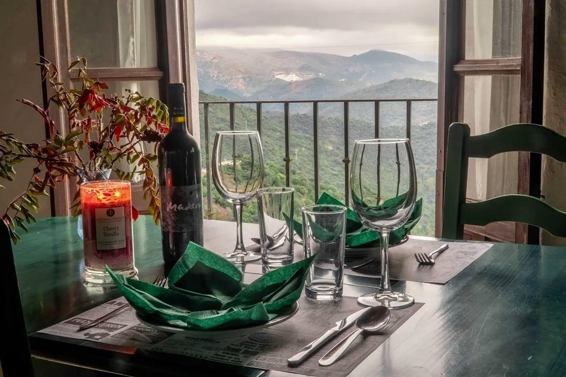 una mesa con una botella de vino y copas de vino