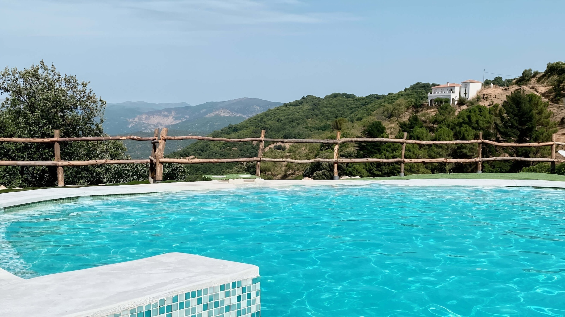 una piscina con una valla de madera alrededor de ella