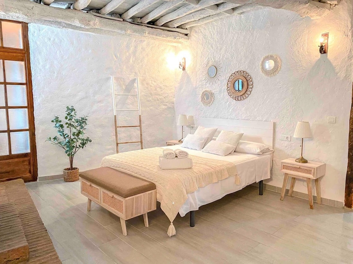 un dormitorio con una cama y una cómoda blanca