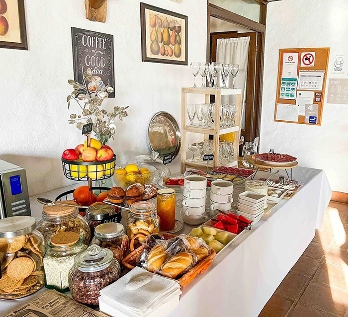 una mesa llena de comida y bebidas con un letrero que dice 