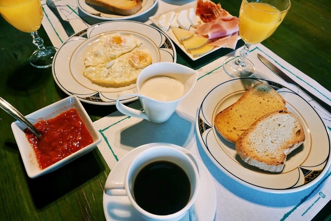 una mesa con platos de comida y una taza de café