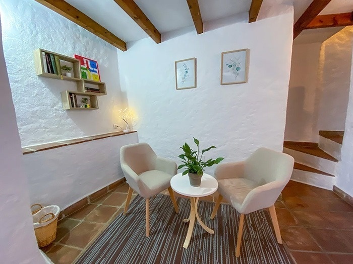 dos sillas y una mesa en una habitación con escaleras