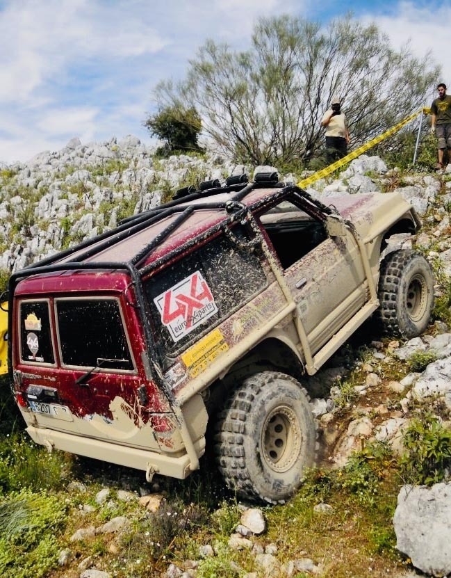 un jeep con la palabra 4x4 en la ventana