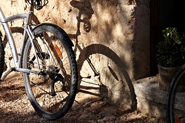 una bicicleta está estacionada frente a una pared de hormigón